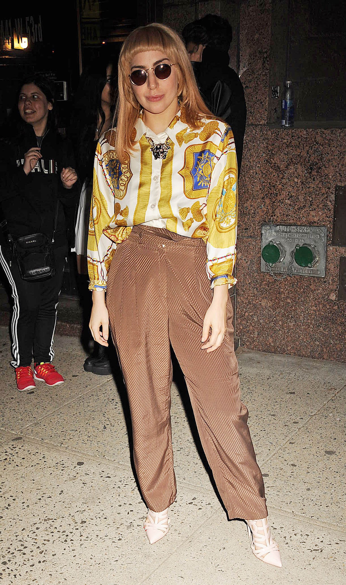 Rézszőke, teli frufruval a 60-as évek stílusát idézi Lady Gaga