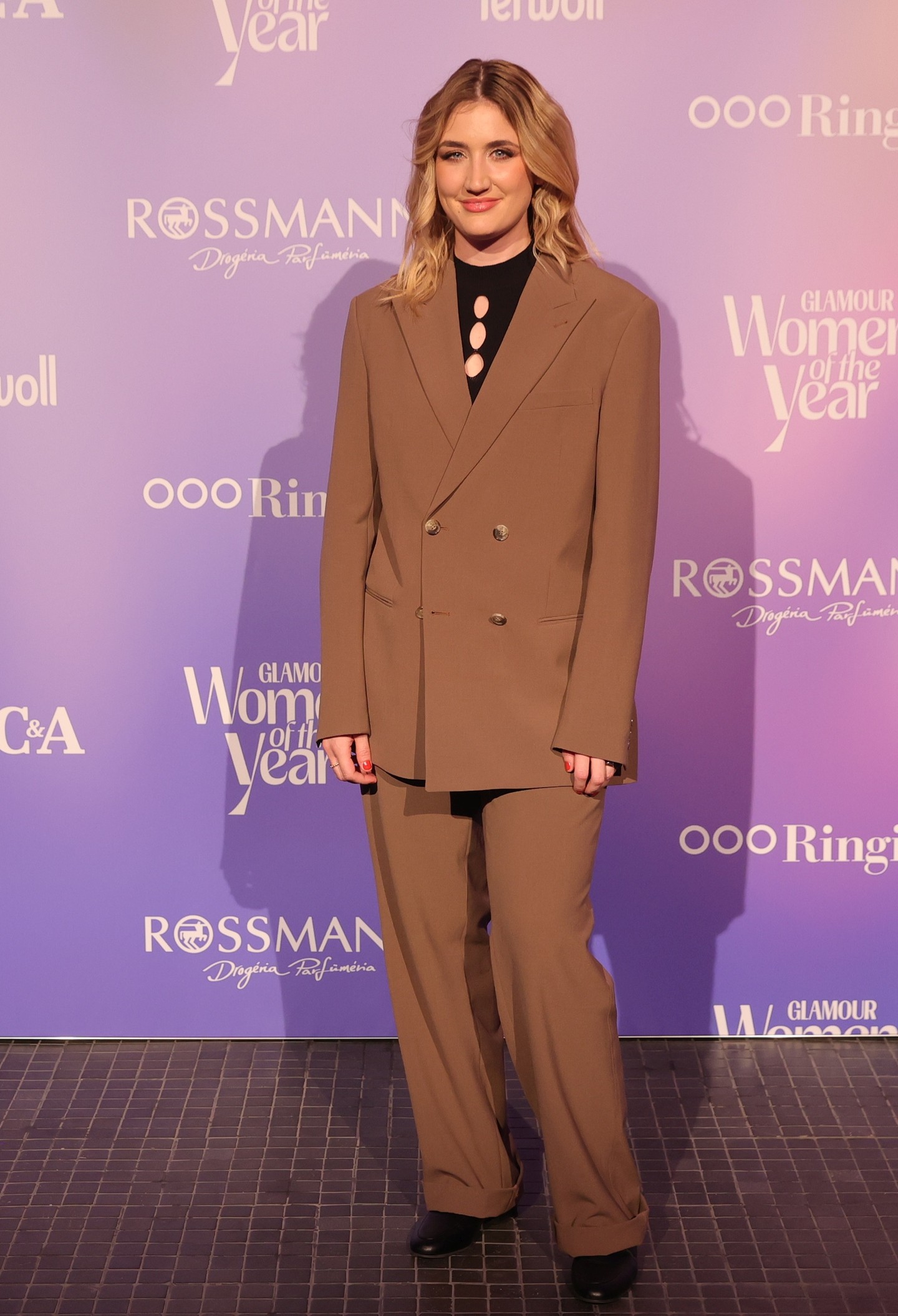 Lábas Viki drapp nadrágkosztümje a lezser eleganciát képviseli