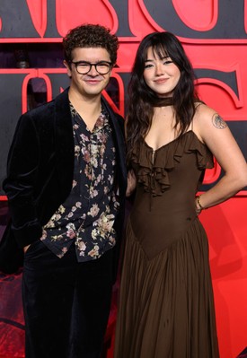 Gaten Matarazzo és Elizabeth Yu - Gaten 2018 óta alkot egy párt a szintén Netflix-sztár Elizabeth-tel, akik a kapcsolatukat igyekeznek minél távolabb tartani a reflektorfénytől. 