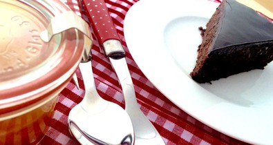 Gluténmentes duplacsokis Sacher-torta Babiczky-Pfliegel Dórával