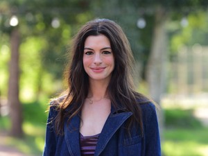 Stíluslecke Anna Hathaway-től: Így varázsold ősziessé stílusosan a kedvenc nyári darabjaidat