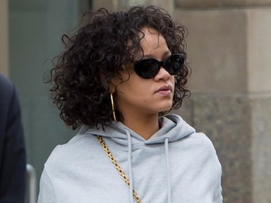 Sosem találod ki, hogy Rihanna milyen cipőt húzott ehhez a szürke melegítőhöz