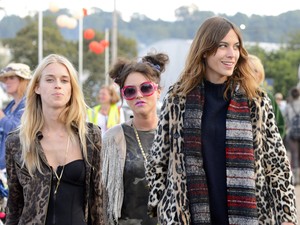 Alexa Chung mindent felvett a Glastonbury fesztiválra!