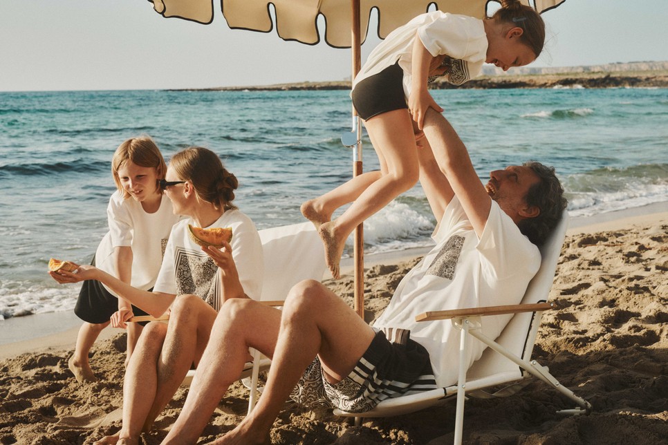 A LEBRAND x RESERVED limitált kollekció mini me darabjai tökéletesen hozzák a családi beachwear trend könnyed nyári hangulatát
