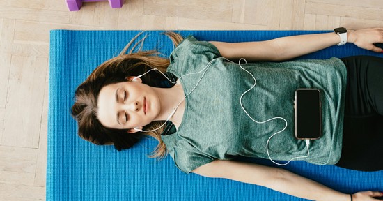 5 mindfulness gyakorlat elfoglalt embereknek, ami észrevétlenül változtatja meg az életedet