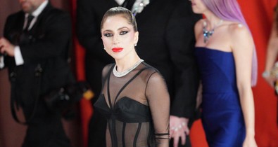 Elesett egy fotós az Oscar-gála vörös szőnyegén, Lady Gaga azonnal rohant is segíteni