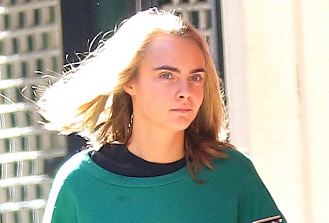 cara delevingne, smink nélkül, topmodell, melegítőben