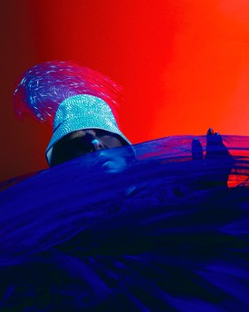 Tüllruha, bőrkesztyű, strasszos vödörkalap: Kiss Márk