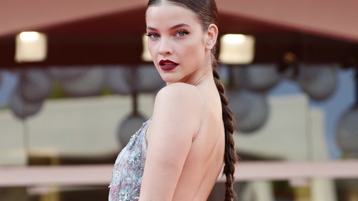 Palvin Barbara bebizonyítja, hogy az XXL fonás az ősz legmenőbb frizurája