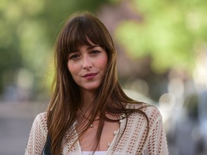 Dakota Johnson nem tud betelni a meztelenruhákkal, újabb ékkövet mutatott a világnak