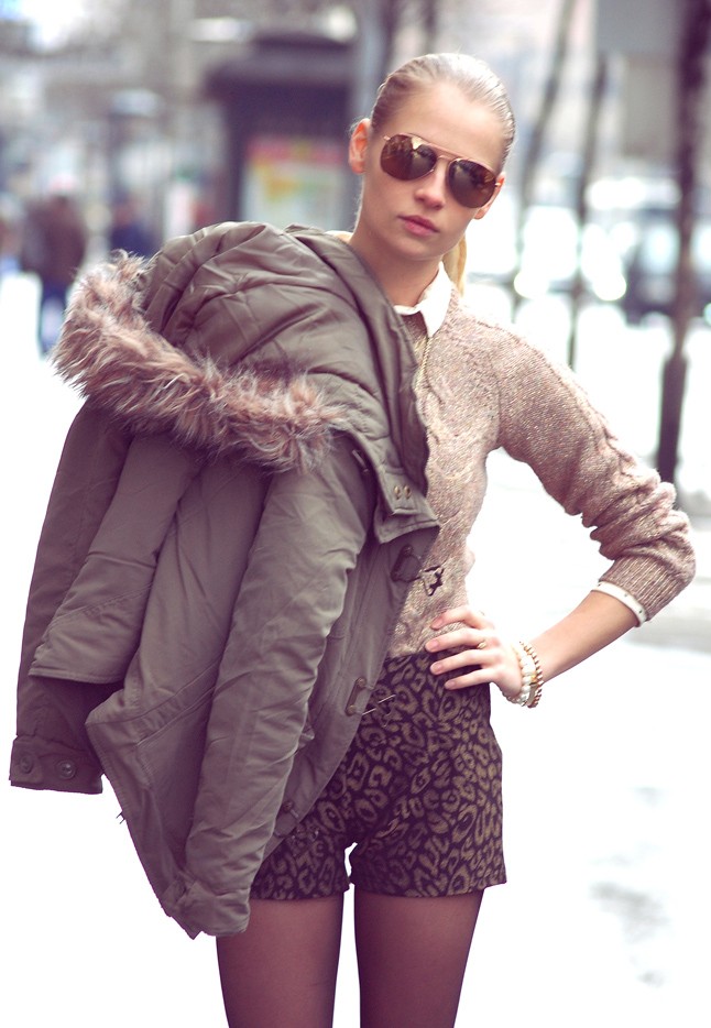 Iszak Eszti prémes kabátban csütörtökön