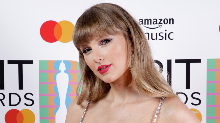 Taylor Swift beragyogta a 2021-es Brit díjátadó gála vörös szőnyegét
