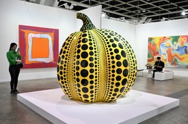 Yayoi Kusama híres tökszobra az Art Basel Hong Kong-i kiállításán, 2023-ban