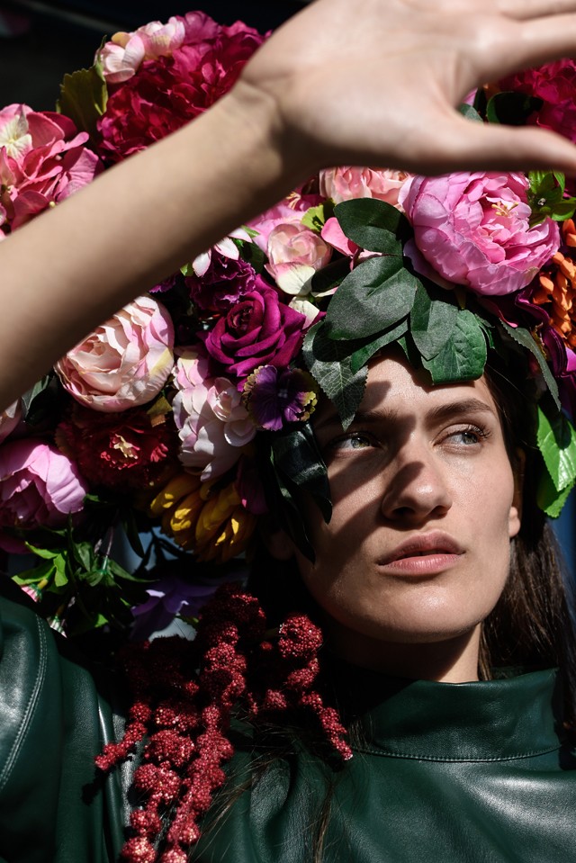 Ki mondta, hogy egy csipkekosztüm, vagy egy kristályos táska nem fér össze egy tornacipővel?