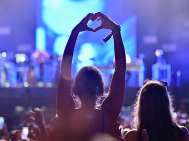 Introvertáltan a Szigeten: hasznos ötletek, hogy megúszd a tömeget és önfeledten lazíthass a fesztiválon