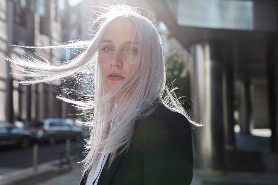 A városi hatások elsősorban a légszennyezettség és az UV-sugárzás által okozott következményekre utalnak, amik növelik hajhullás mértékét