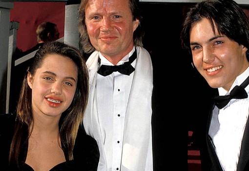 Ez tényleg ő lenne? Angelina Jolie mindössze 11 éves volt élete első Oscar-díjátadóján, káprázatos ruhájától le fog esni az állad