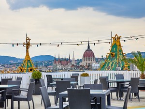 Sosem hallottál erről a bárról, pedig az egyik legszebb panoráma fogad a helyen