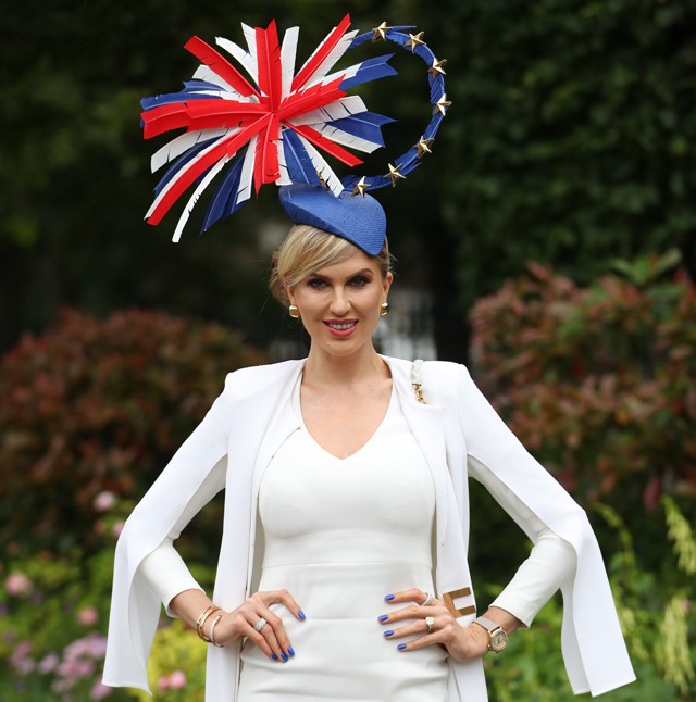 Politikai véleményformálás kalappal, a hölgy a fejfedőjével protestálta, hogy szerint Nagy-Britanniának az EU-ban a helye