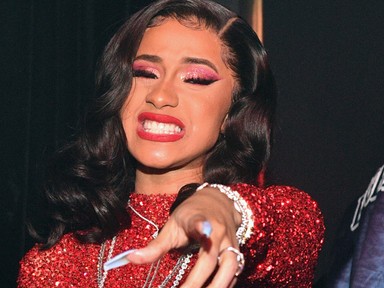 Tömeggyilkosság, vér, puckérkodás, édeshármas - íme Cardi B új klipje