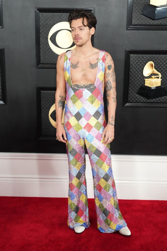 Harry Styles a Grammy-díjátadón a már-már védjegyének számító ruhadarabban, egy Egonlab kezeslábasban jelent meg