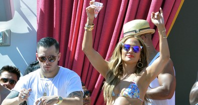 Jennifer Lopez nagyon pörgött a bikinis medence-partiján