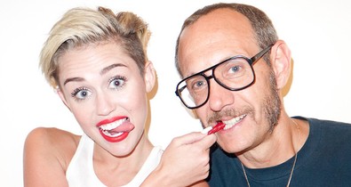 Miley Cyrus sír, meztelenkedik, kalapácsot nyalogat és egy vasgömbön hintázik új klipjében