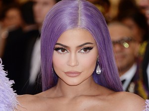 Mély dekoltázsok, feszülő popsik - Kardashian-Jenner klán a Met gálán