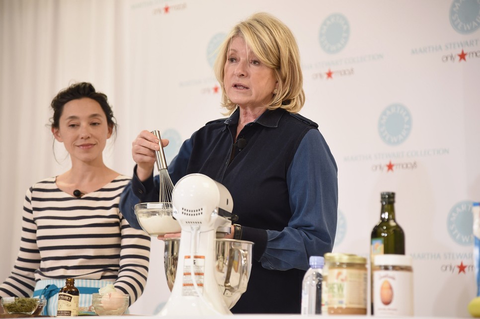 Amikor életmódtanácsadásról, kifinomult gasztronómiáról vagy éppen lakberendezésről van szó, a mai napig megkerülhetetlen Martha Stewart neve