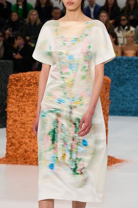 A Loewe 2023-as őszi-télikollekciójának egyik textilmintája egy elmosódott virágminta, melyet László Fanni divattervező nagyon izgalmasnak gondol