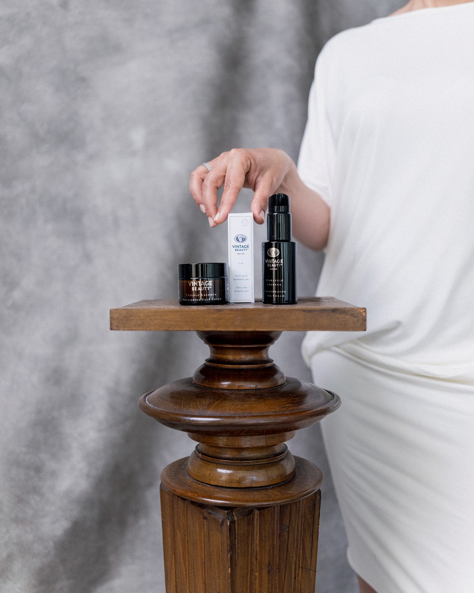 Tápláló krém 17 000 Ft/50 ml (340 Ft/1 ml) | Volumen szérum 40+ 17 100 Ft/10 ml | Hidratálókrém 17 000 Ft/50 ml (340 Ft/1 ml) VINTAGE BEAUTY