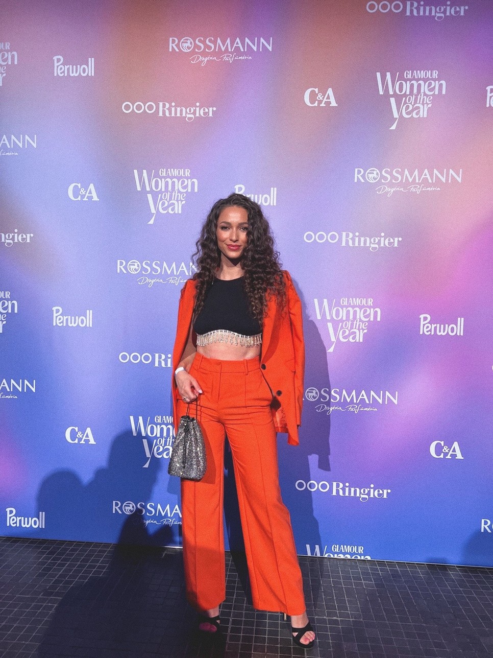 Kiss Barbi influenszer imádja ezt a piros nadrágkosztümöt a C&A kollekciójából és sokféleképpen viseli