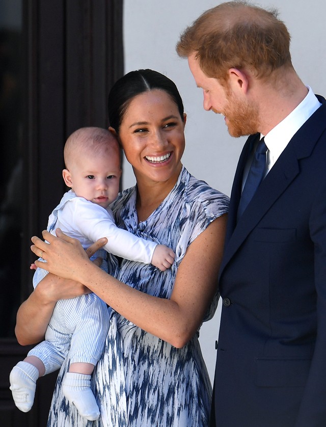 A kis Archie hatalmasat nőtt: Meghan és Harry Afrikában babáznak