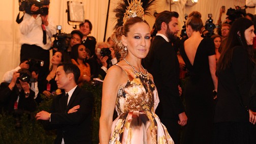 Sarah Jessica Parker, Bradley Cooper és Oscar de la Renta a 2014-es Met gála házigazdái