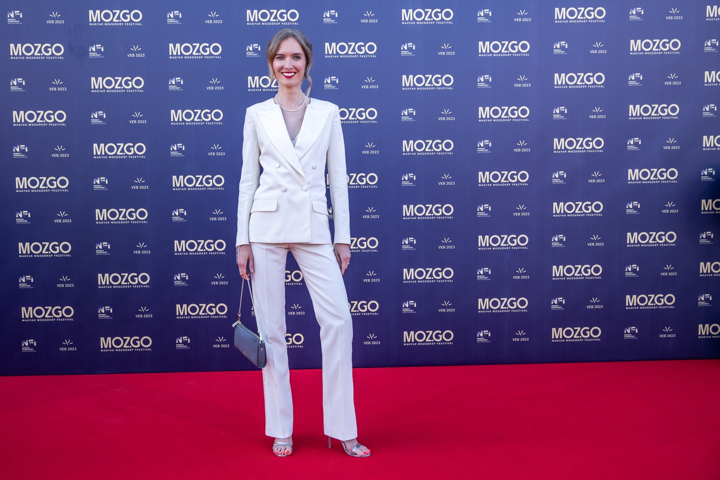 Sümeghy Claudia producer a Luan by Lucia "Archetype Jacket" női szmokingjába bújt a díjátadón