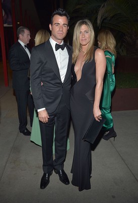 LACMA Art + Film Gala (2012) - Jennifer Aniston egy mélyen dekoltált, fekete Tom Ford estélyiben jelent meg a gálán, oldalán akkori párjával, Justin Theroux-val. A merész szabásvonalú ruha érzéki eleganciát sugárzott, amelyet fekete clutch-táskával és finom ékszerekkel egészített ki a színésznő.