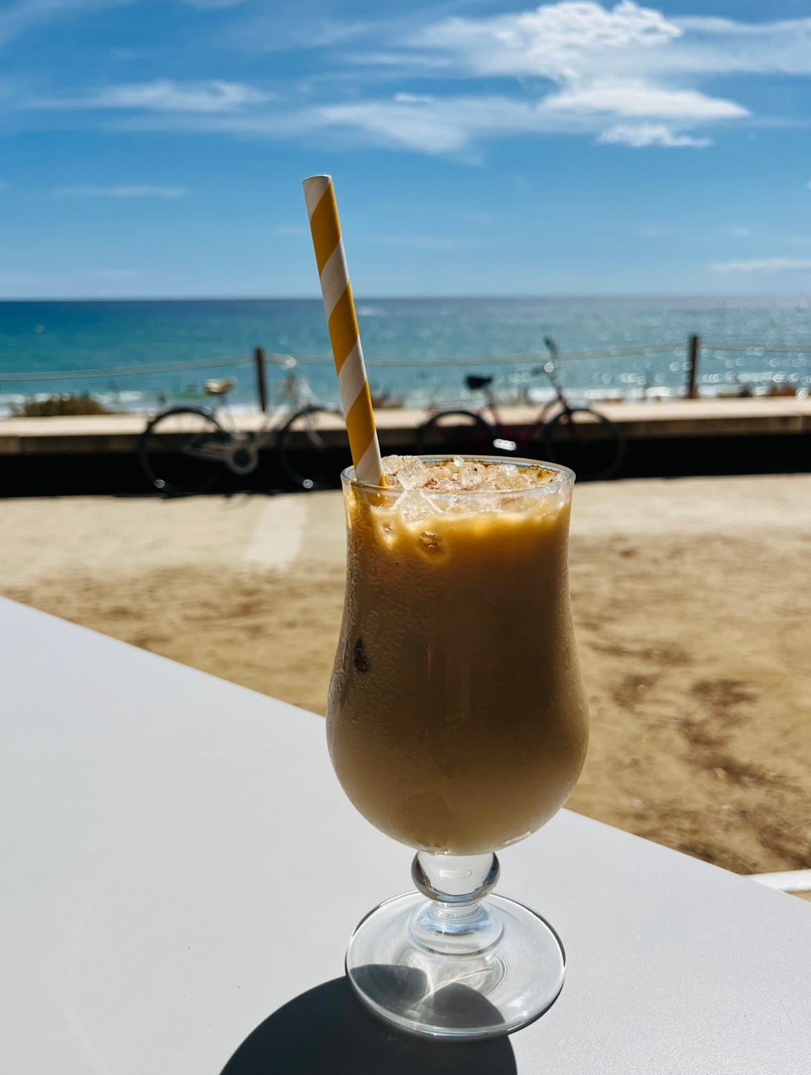 4,5 eurót, vagyis nagyjából 1800 Ft-ot kértek el a  spanyolországi Salou tengerpartján található hangulatos kis bárban ezért a frappéért. A panoráma megfizethetetlen, növényi italból bőven volt választék (én zabtejjel ittam), a kiszolgálás, ha gyors nem is volt, de legalább kedves, a kávé íze pedig 10 pontos, miután nem volt émelyítően édes. 