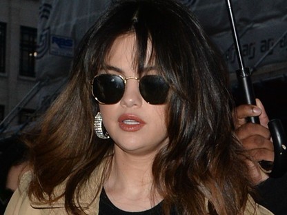 Selena Gomez három olyan menő szettet viselt Londonban, hogy megőrülsz