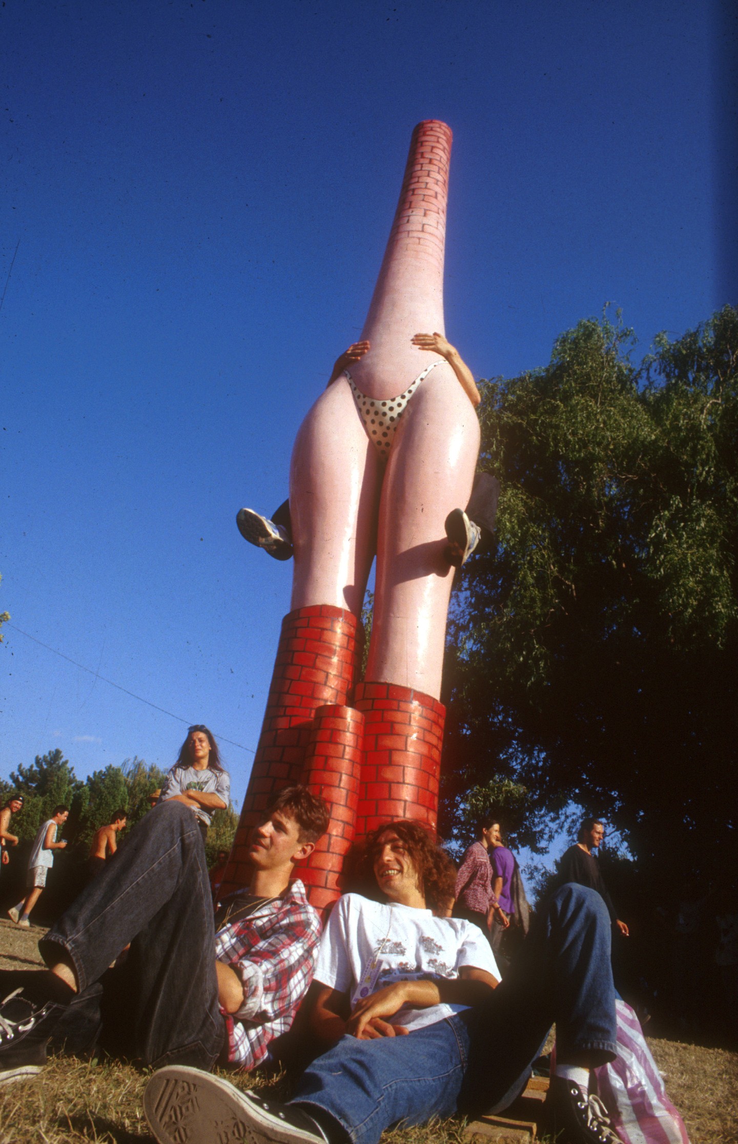 És egyre több lett a művészeti installáció is.