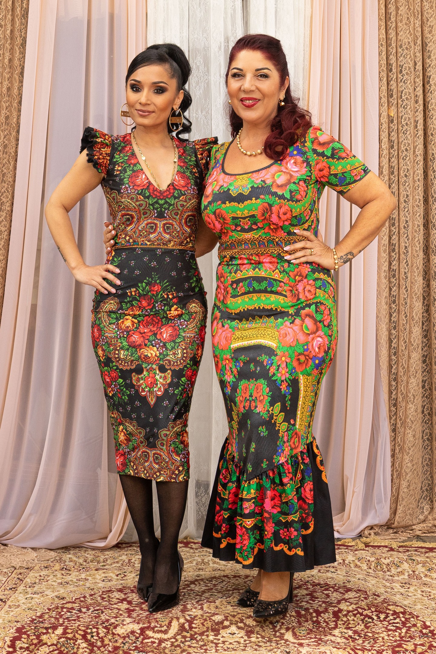 Nótár Mary és Bódi Margó a Sugarbird Gypsy kollekció darabjaiban – hagyomány és divat találkozása egy meghitt vidéki helyszínen Fotó: Kovács Natália/Sugarbird