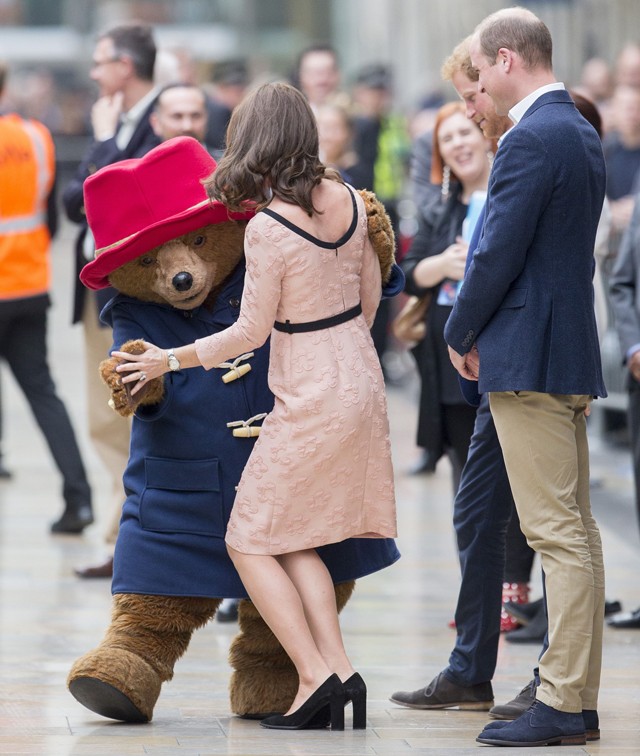 Kate Middleton és Paddington maci együtt ropja