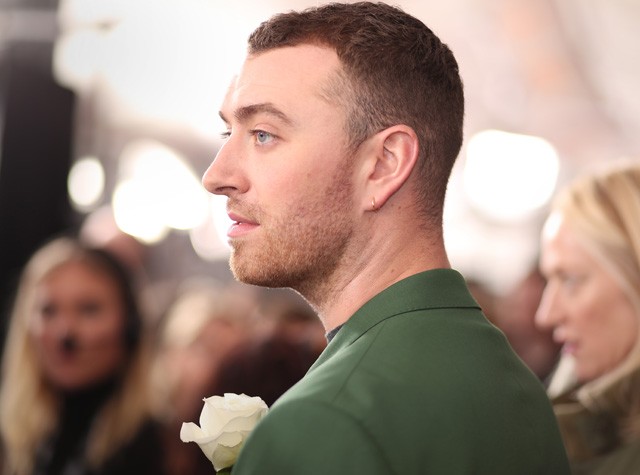 Sam Smith fehér rózsával a hajtókáján