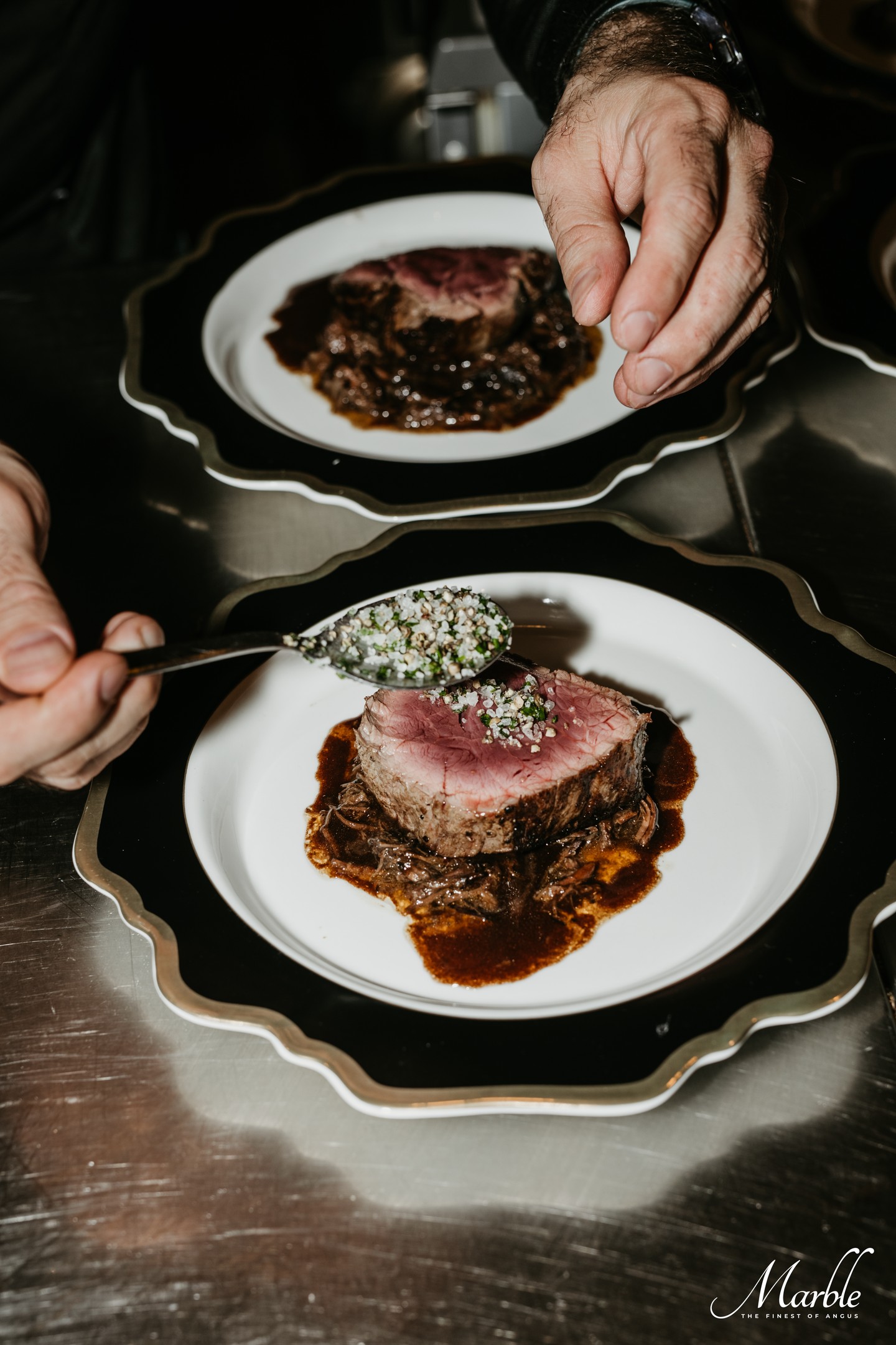 A Marble- Finest Angus romániai cég a legfinomabb, prémius marhahúsokat kínálja, eúttal Jean-Pierre Vigato sztárséf főzött belőle egy lélegzetelállító menüsort