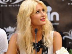 Paris a GLAMOUR olvasóknak is üzent!