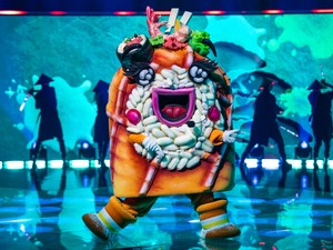 Sosem gondoltuk volna, hogy pont ezt a színészt rejti az Álarcos Énekes Sushi jelmeze