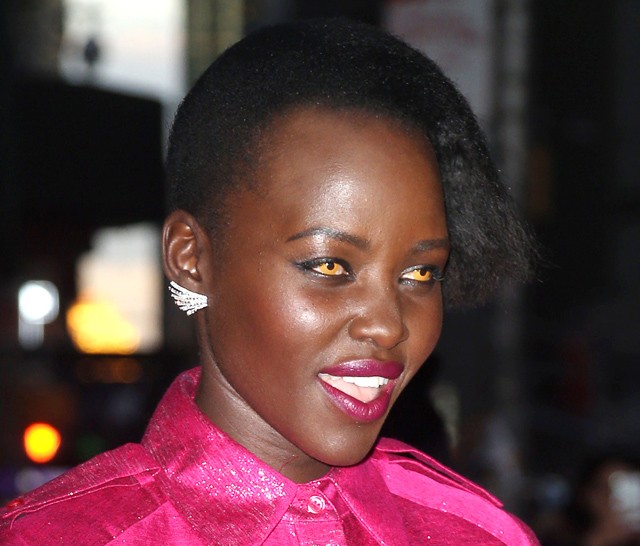 Lupita Nyong´o sárga konkaktlencsével