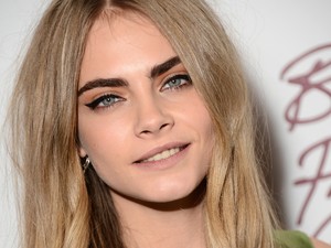 Cara Delevingne hisz a szerelemben pedig túl sok rohadékkal randizott már!