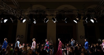 A magyar paraszti kultúra divatosabb, mint valaha, ezt a legújabb TOMCSANYI-kollekció is bizonyítja