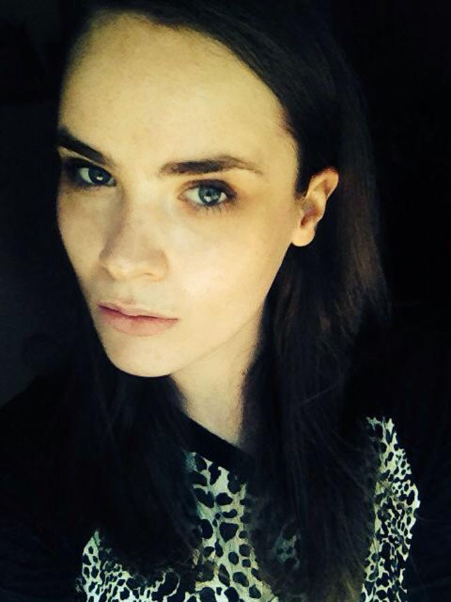 A modell lassan felépül