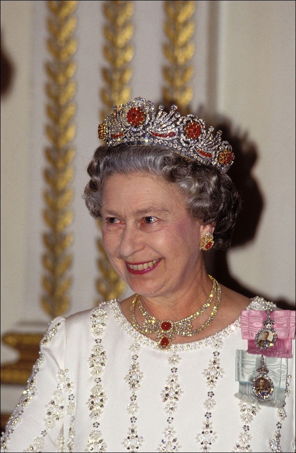 Erzsébet királynő 96 rubinból álló tiarája viszont pont a gonosz erőkkel szemben véd